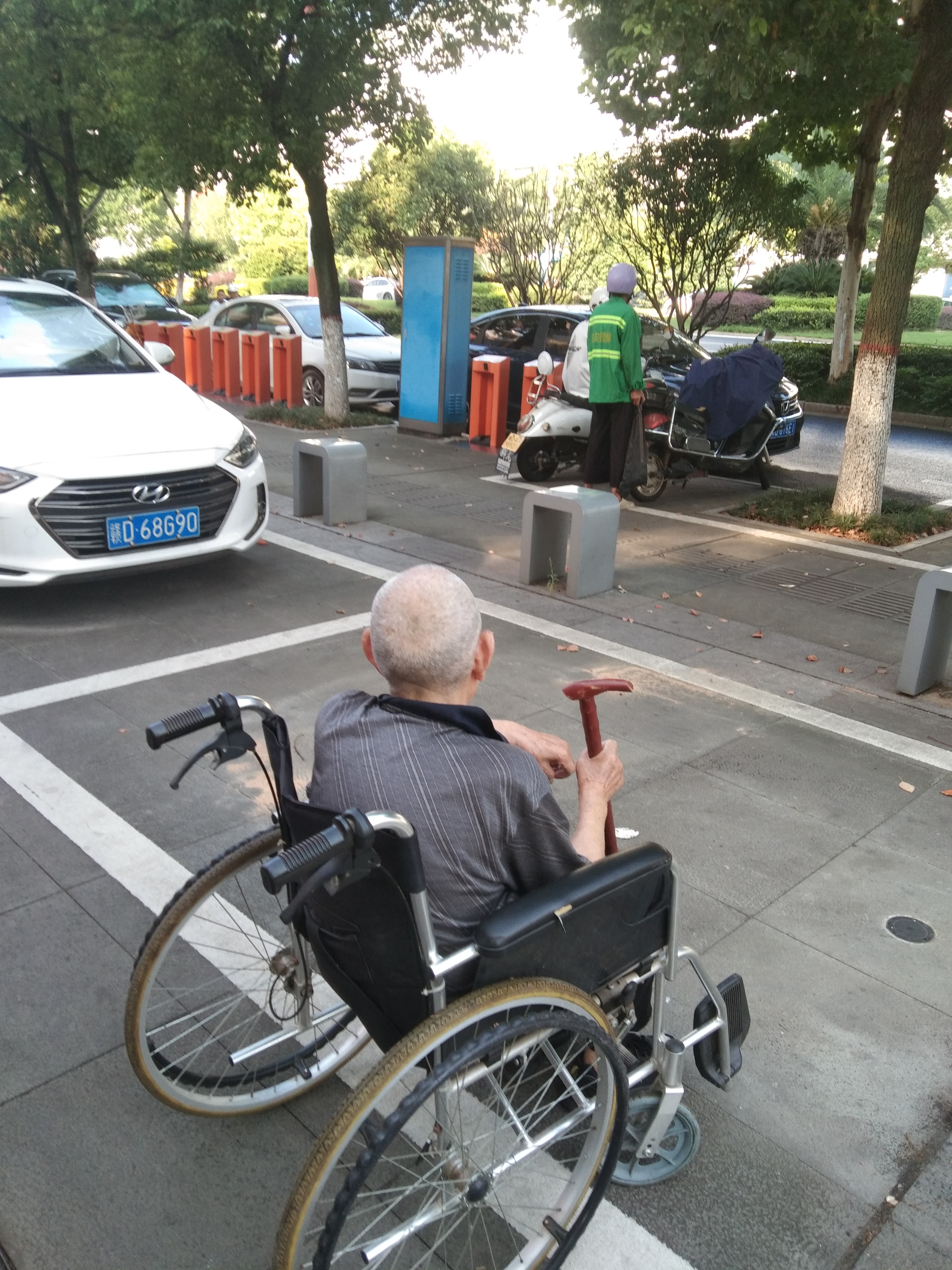 夏日日出去散步 手推轮椅走四方