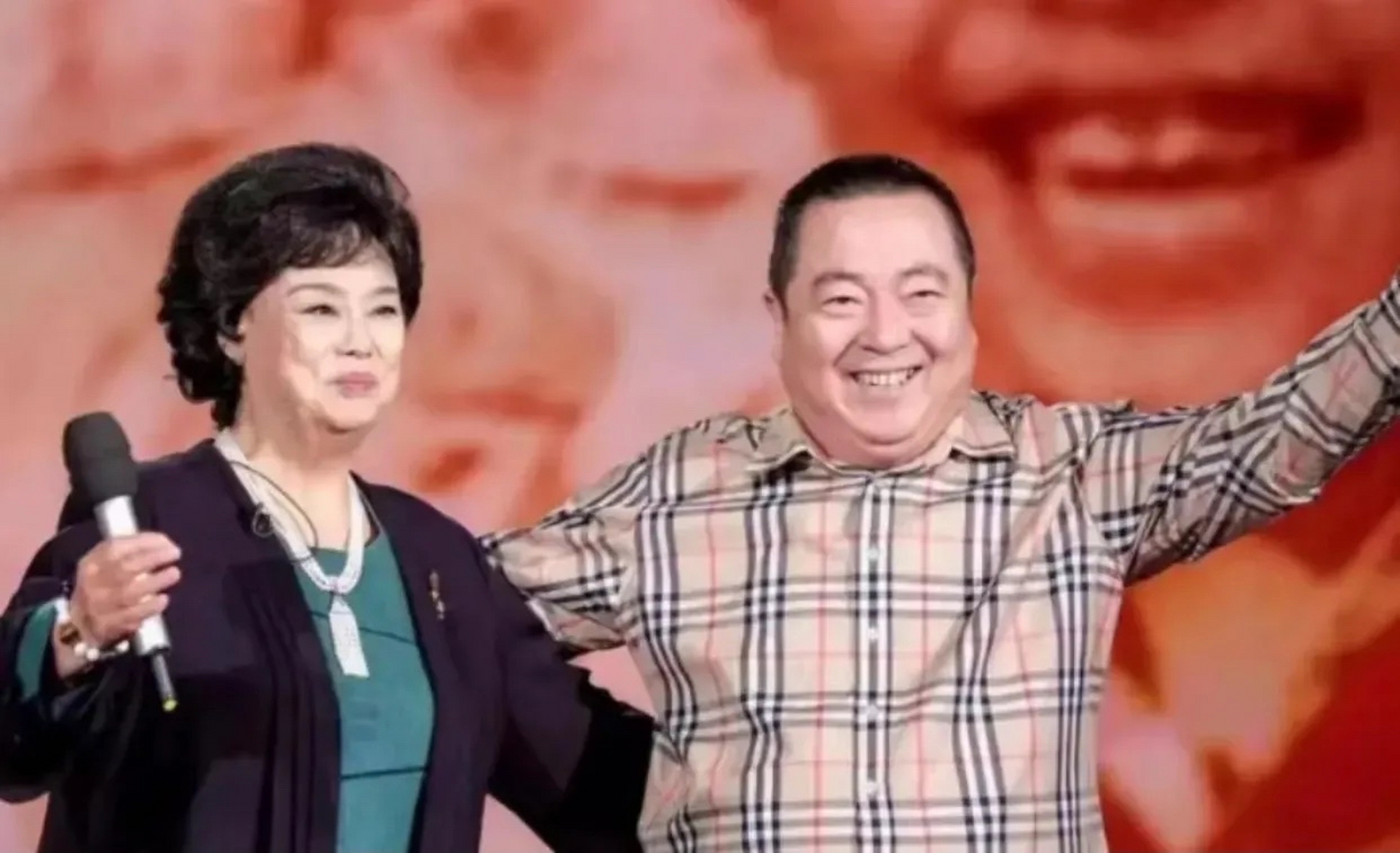 董浩在病重要死之前紧紧的拉着妻子的手说:"咱妈年事已高,你要好好