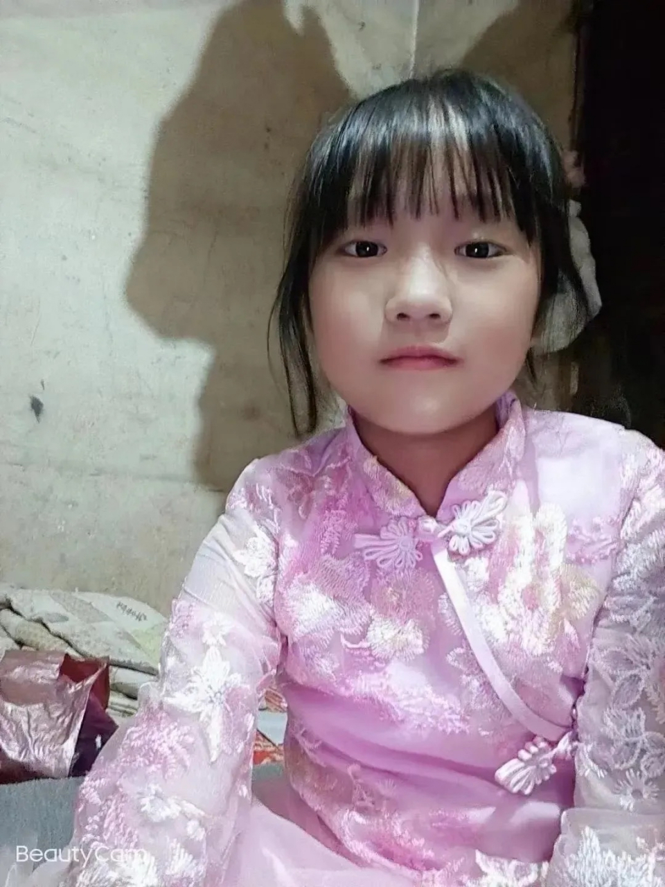 太残忍了,很可怜的小女孩,在离开的前一刻应该是很痛苦的.