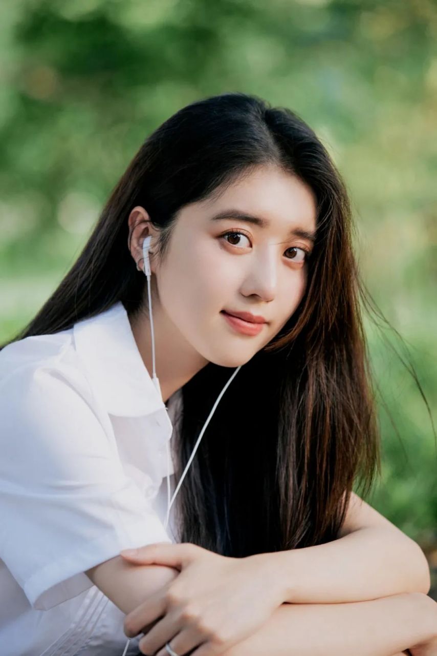 李凯馨校园风写真. 这身校服搭配真的太有清纯校园气息了.