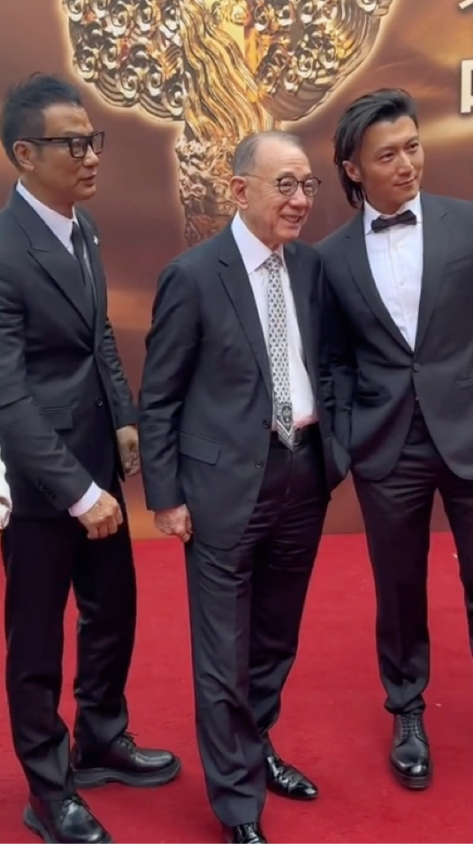 谢霆锋,任达华,陈伟霆同台走红毯,英皇是全体出动了嘛