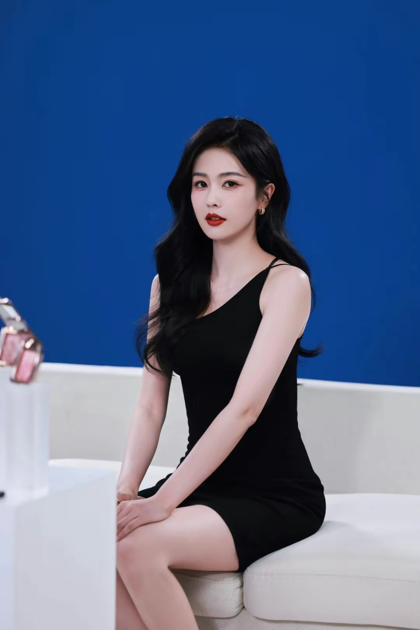 美女白鹿,身穿黑色吊带包臀短裙,展现出性感的身材线条,加上皮肤白到