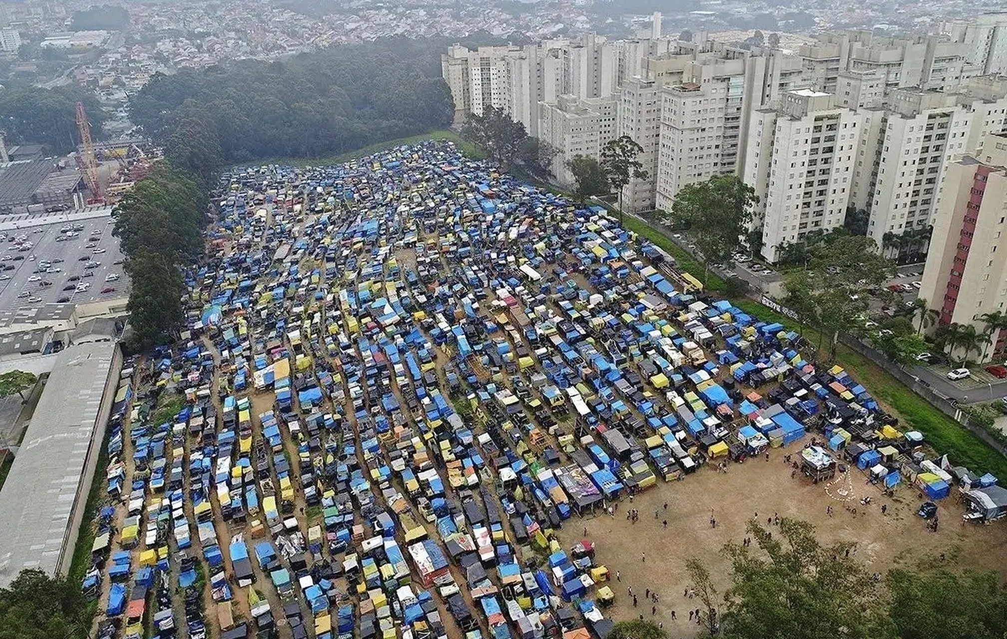 贫民窟与富人区图片