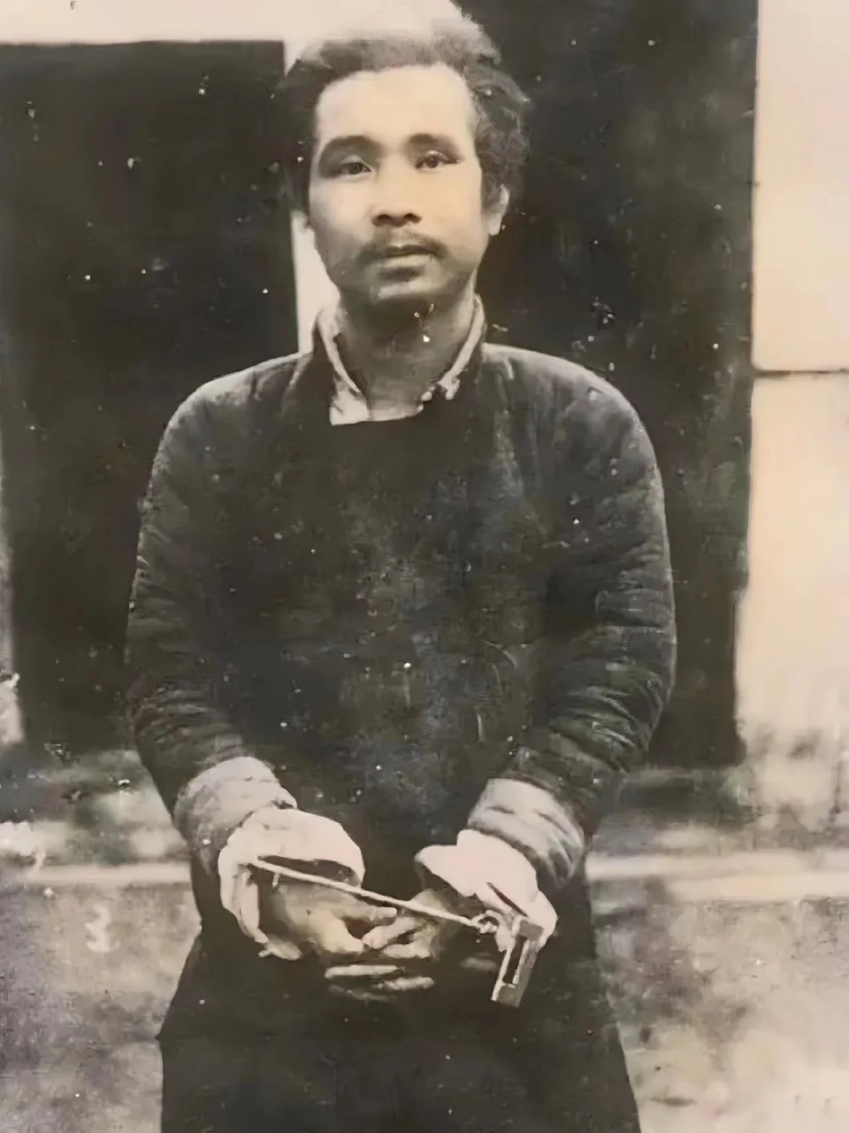 这是一张让人心碎的遗照,照片上的男人名叫牟永大.