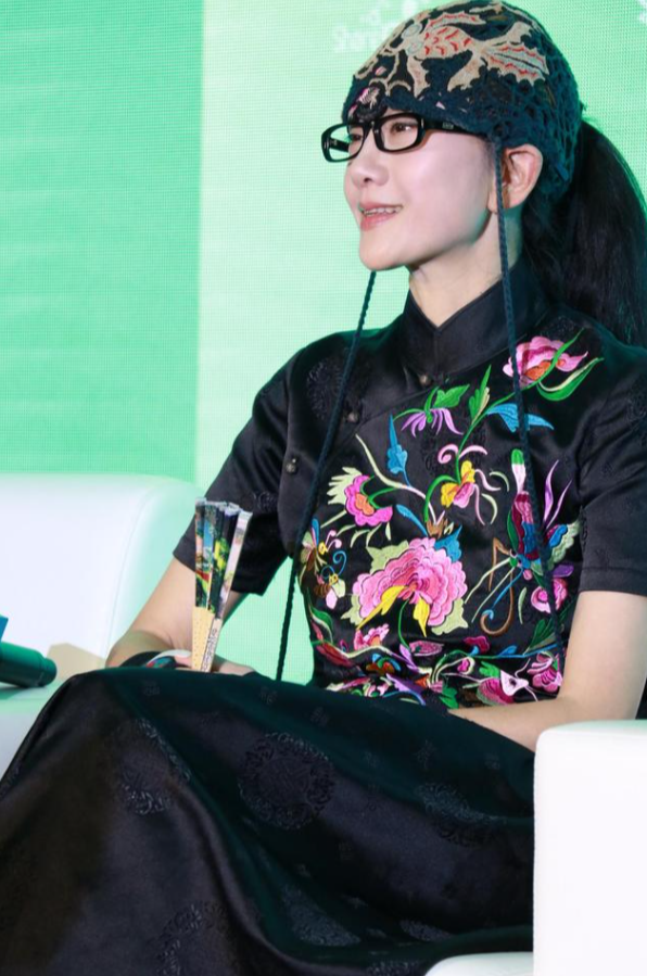 65岁杨丽萍现状!身家过亿却不婚不育,大谈不雅舞蹈,回应很喜欢