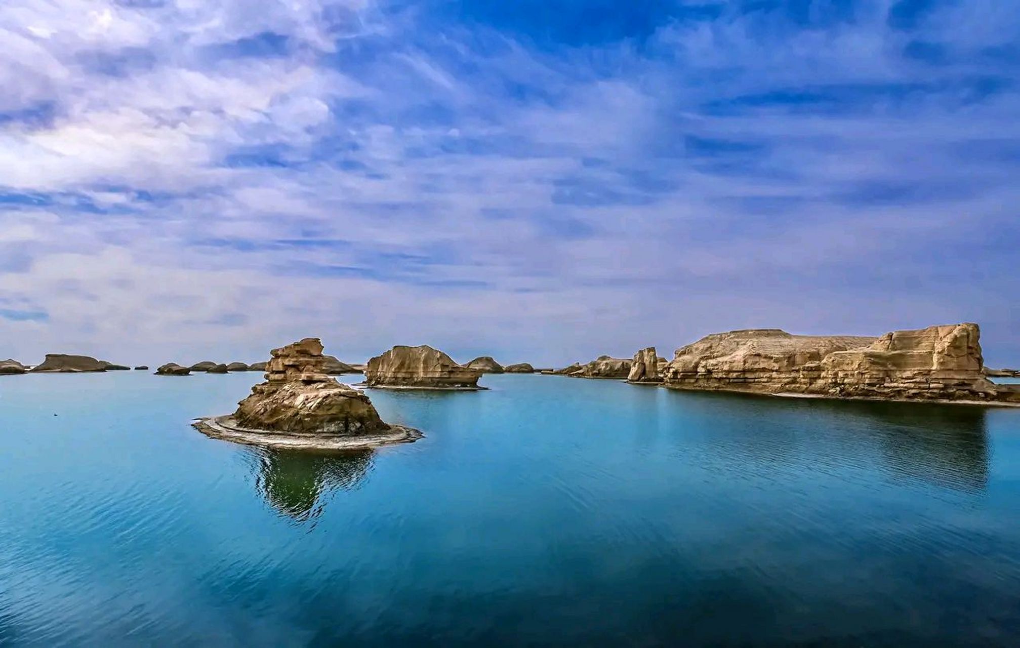 在青海柴达木盆地西北部的台吉乃尔湖区,一里坪湖,苦水沟,西台吉乃尔