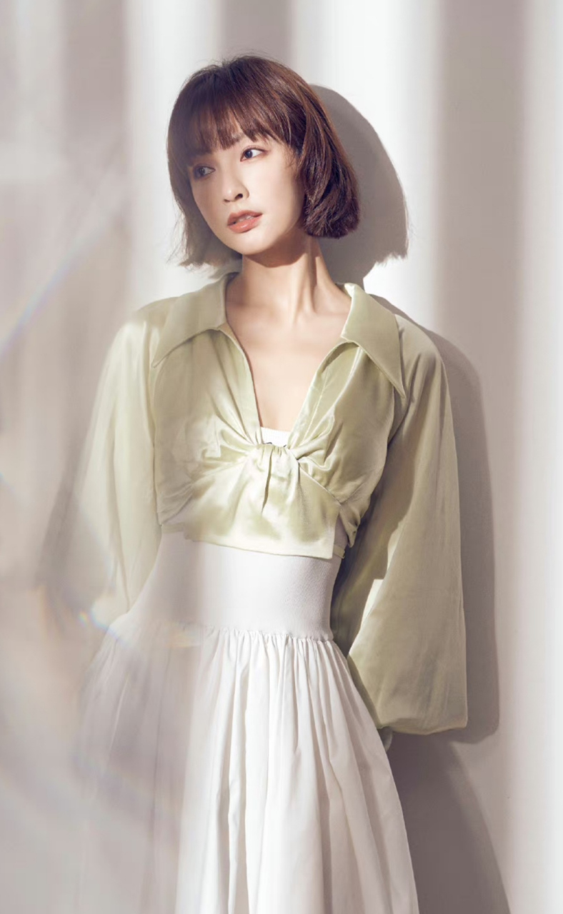 吴昕的状态也开始逆生长了,工作室晒出她录节目的幕后美照,发型变短了