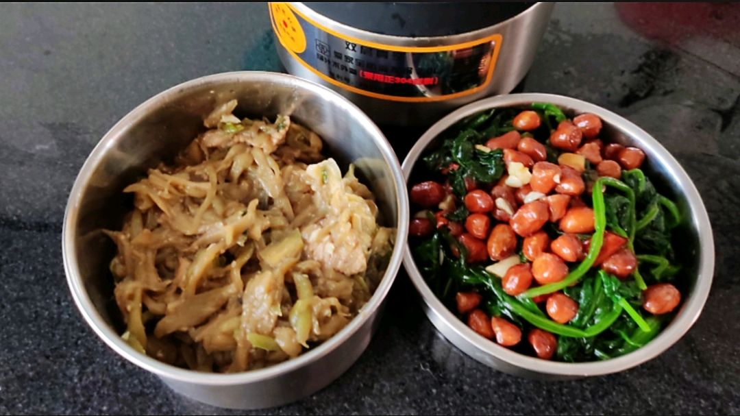 给老婆做午餐便当的第二天,肉炒茄丝和果仁菠菜,特简单的家常菜