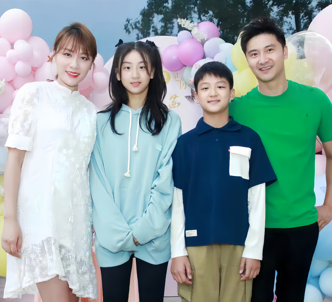 田亮和妻子,女儿田雨橙,儿子田宸羽,一家四口人甜蜜合影.