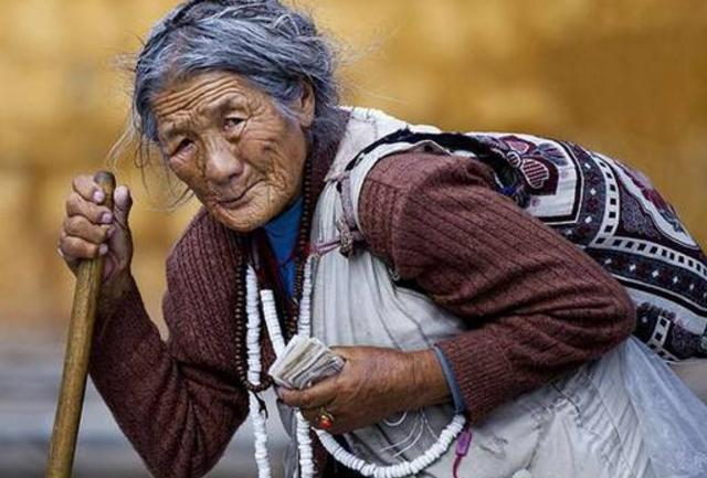 民间故事:铁匠遇到野狗讨吃,他给野狗饼吃,野狗:睡觉别脱鞋