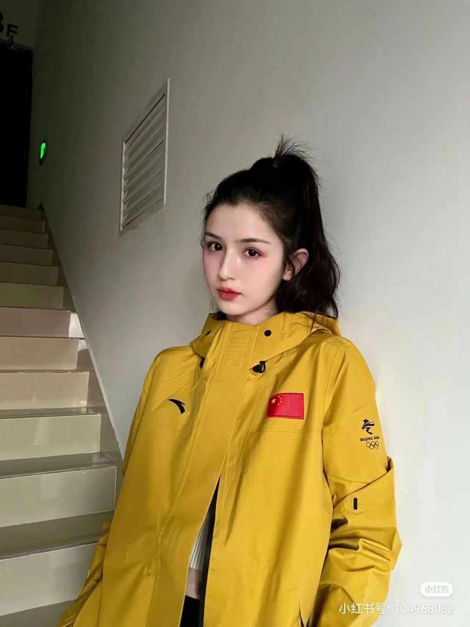 刘昊然抽烟抽得挺凶的,尤其跟女友在一起时,周围经常都是烟雾缭绕.