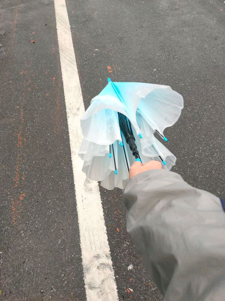 这应该怪风太大,还是质量太差呢?