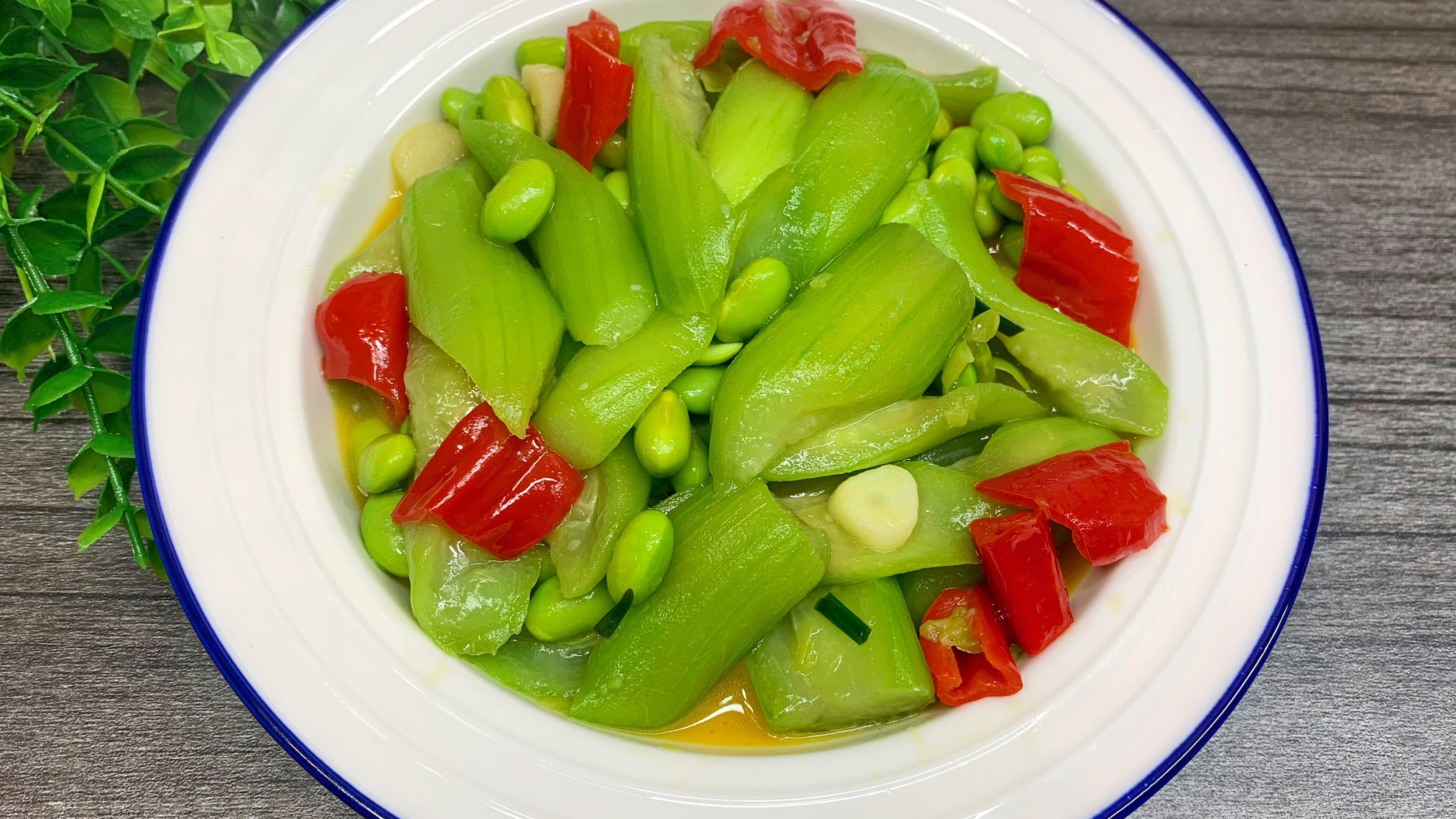 丝瓜炒毛豆这样做,颜色翠绿,清淡爽口,美味好吃又下饭