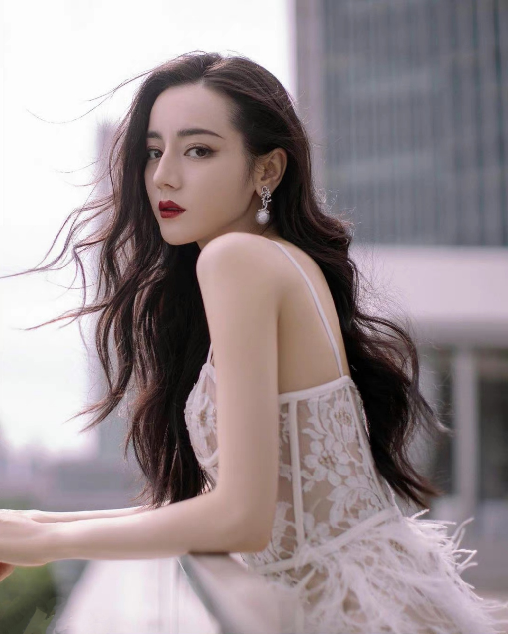 迪丽热巴 身穿白色蕾丝镂空羽毛裙,秀出前凸后翘的曼妙身姿,肤白貌