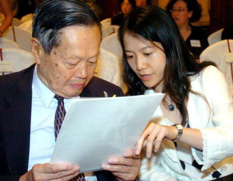 翁帆独自日本游玩,写诗曝杨振宁现状,18亿遗产没有她的份