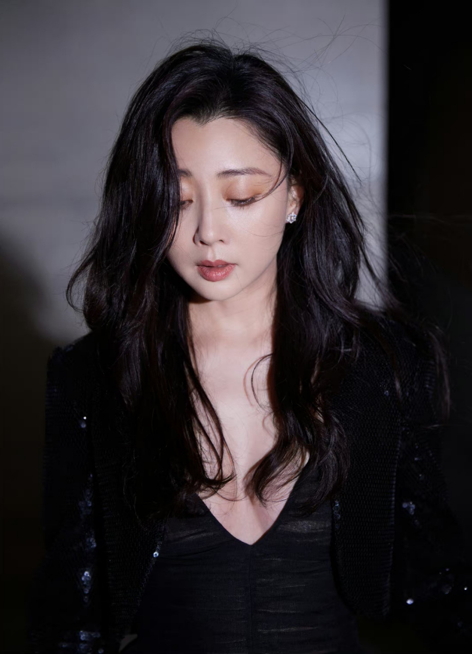 殷桃# 清纯妩媚的容颜,窈窕曼妙的身材,白皙水嫩的事业线,丰腴傲人