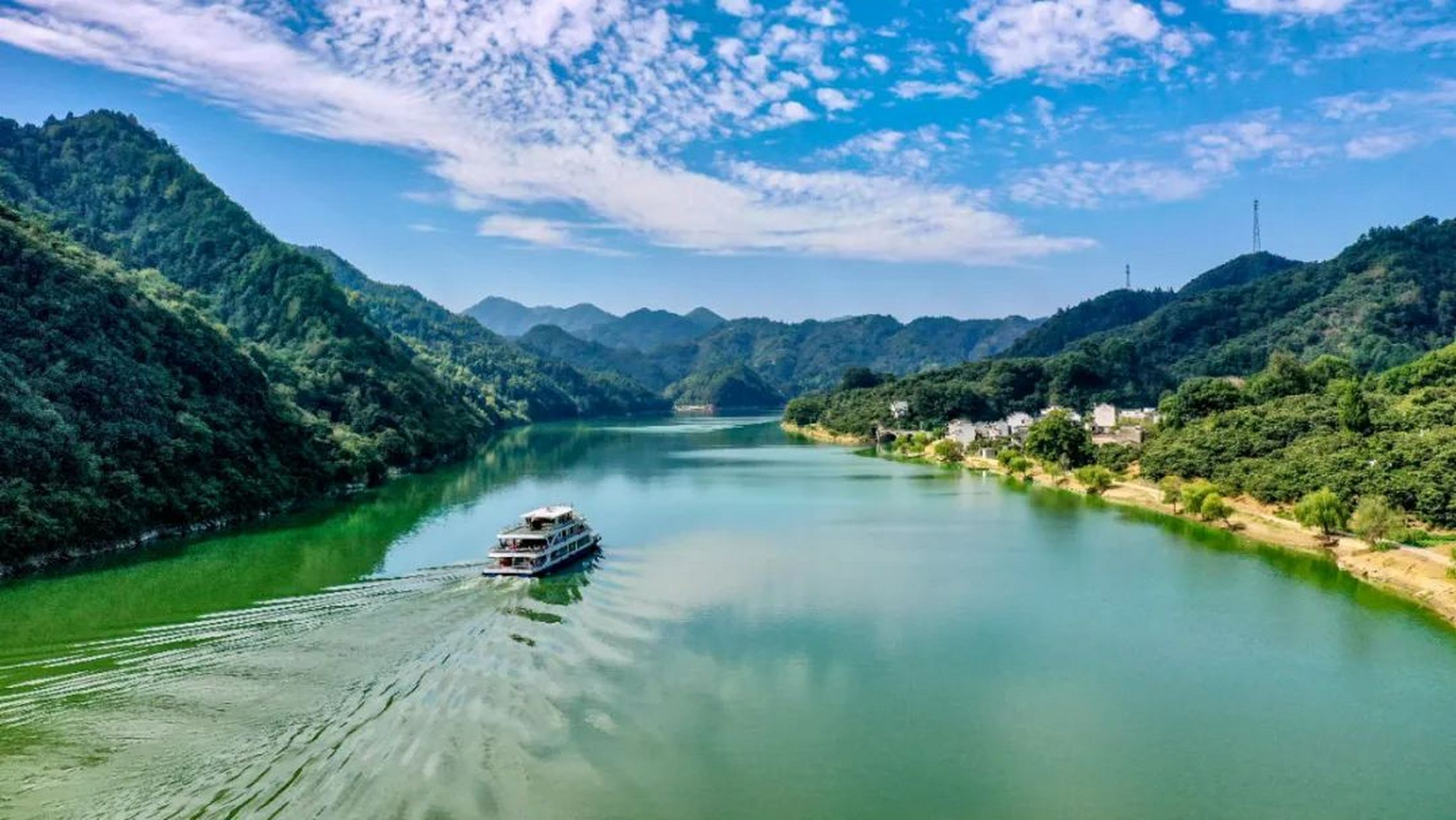 安徽歙县深渡镇是进入新安江山水画廊风景区的游船码头,新安江山水