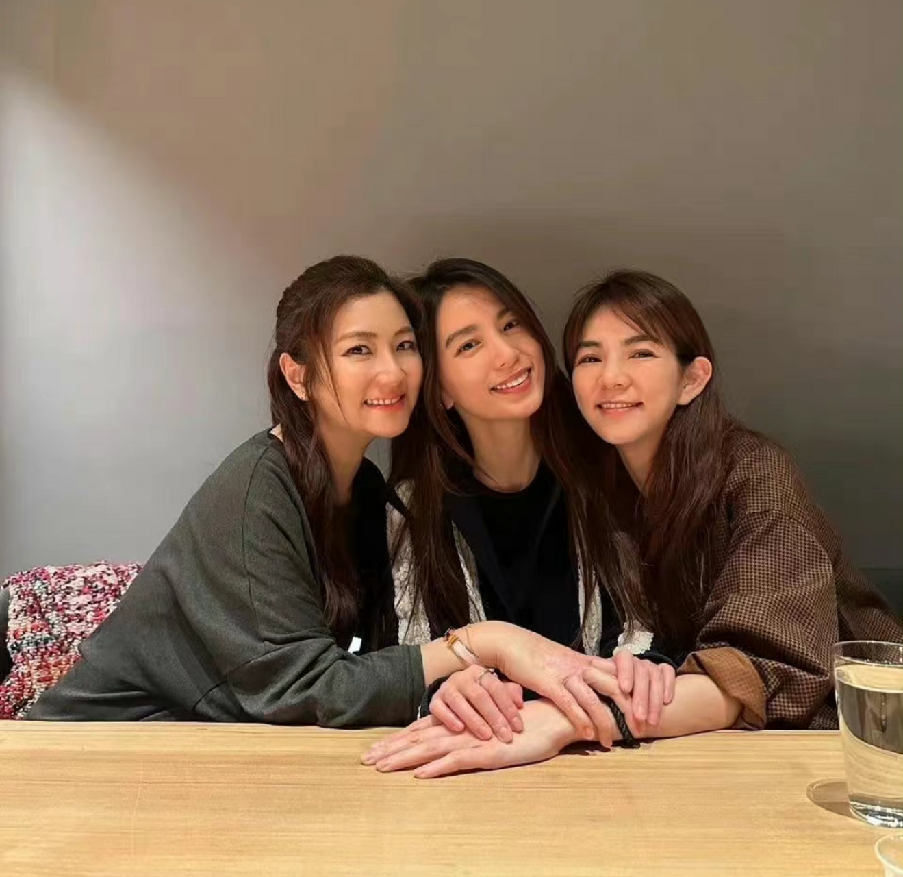 任家萱田馥甄陈嘉桦聚会合照,这么多年过去好像有变化都好像都没变!