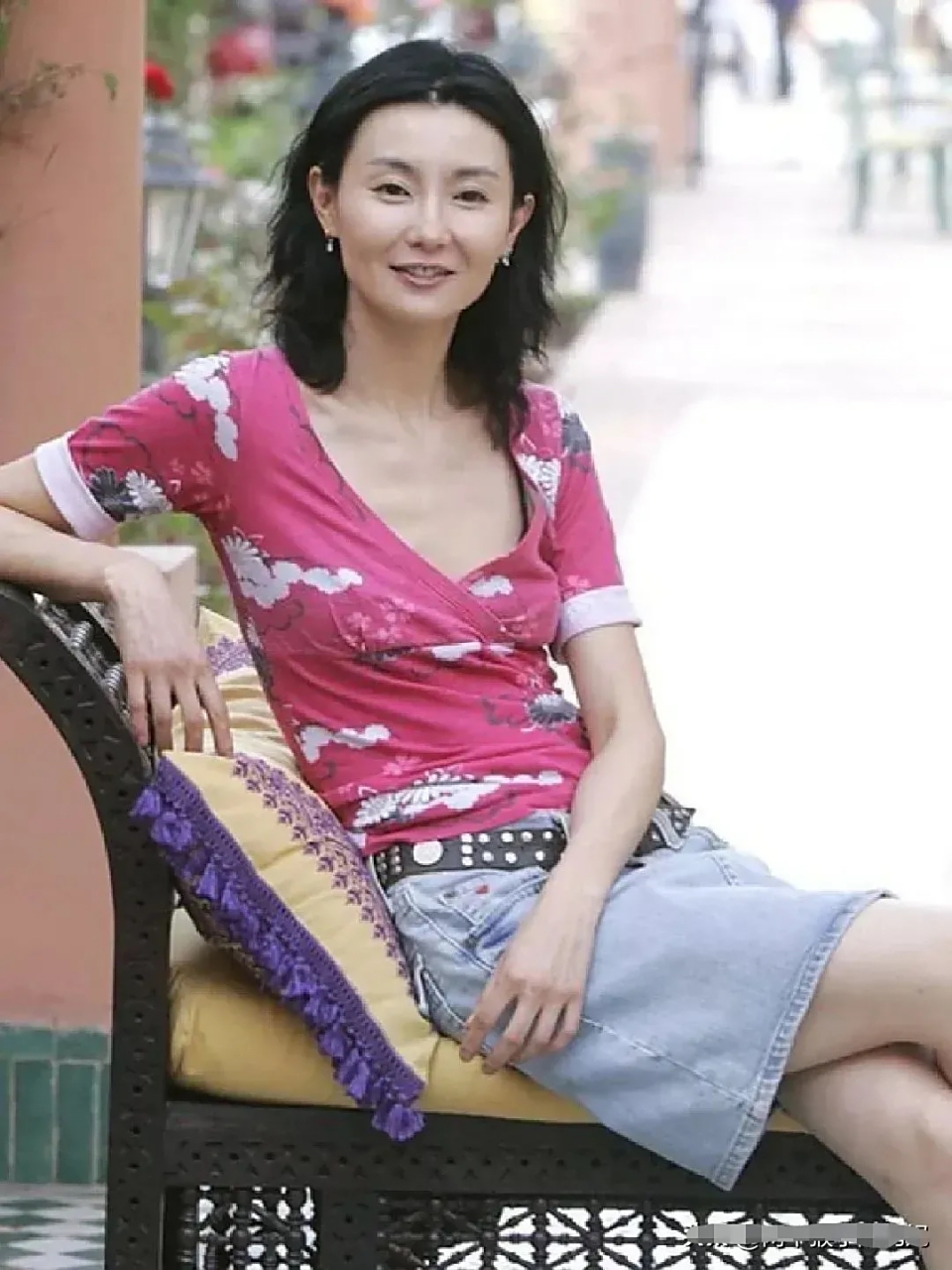 张曼玉长相不算是最漂亮的,但是气质独特,穿衣格外时髦又有辨识度.