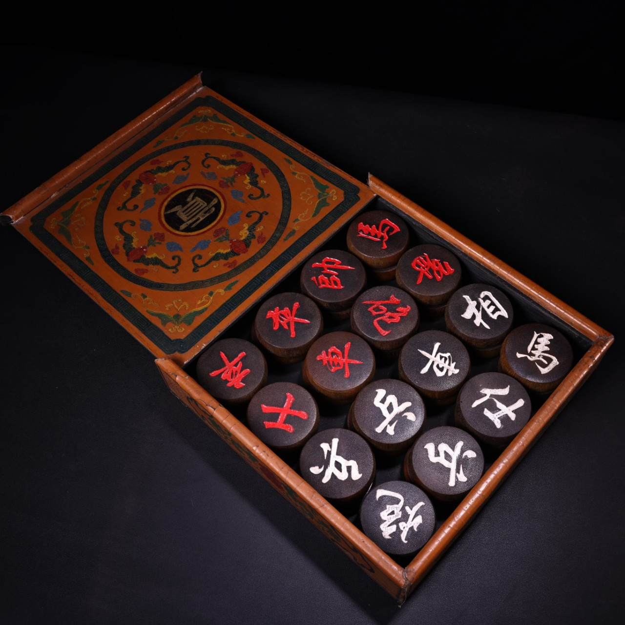 珍品旧藏收老罕见犀牛角雕刻象棋一套 保存完好   雕工精湛  配老漆器