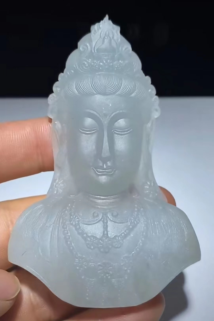 洁白无瑕的翡翠,雕刻观音头像最适合了