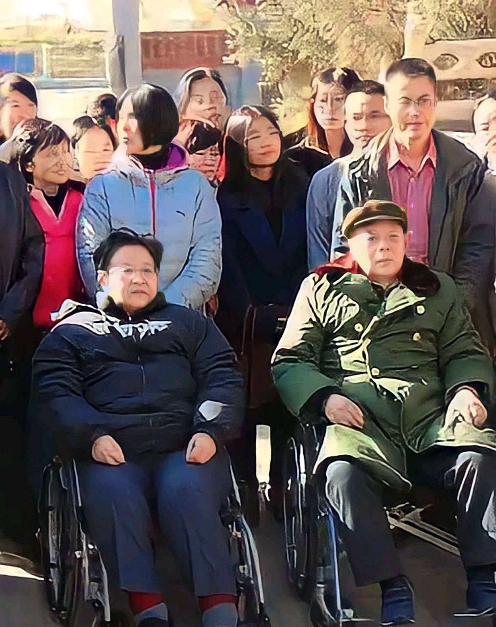 晚年的李纳因为身体患有多种疾病,双腿浮肿的严重,都无法行走,只能坐