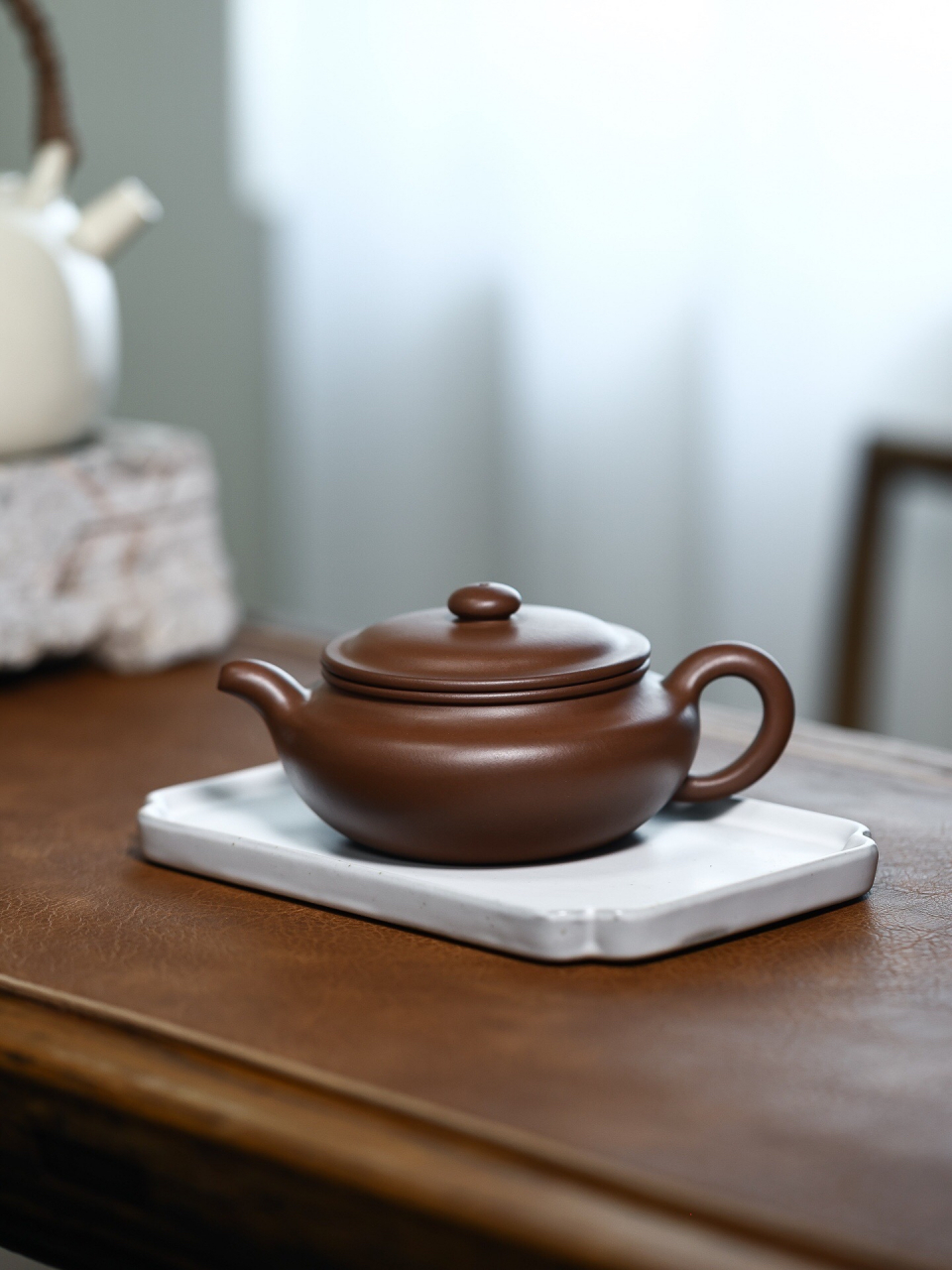 又称宜兴紫砂陶器.