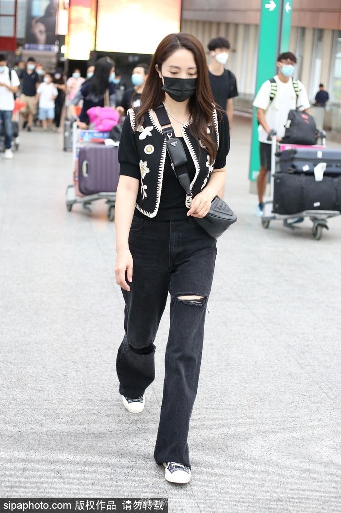 组图：董璇黑长直造型现身机场微笑冲镜头打招呼亲和力满满