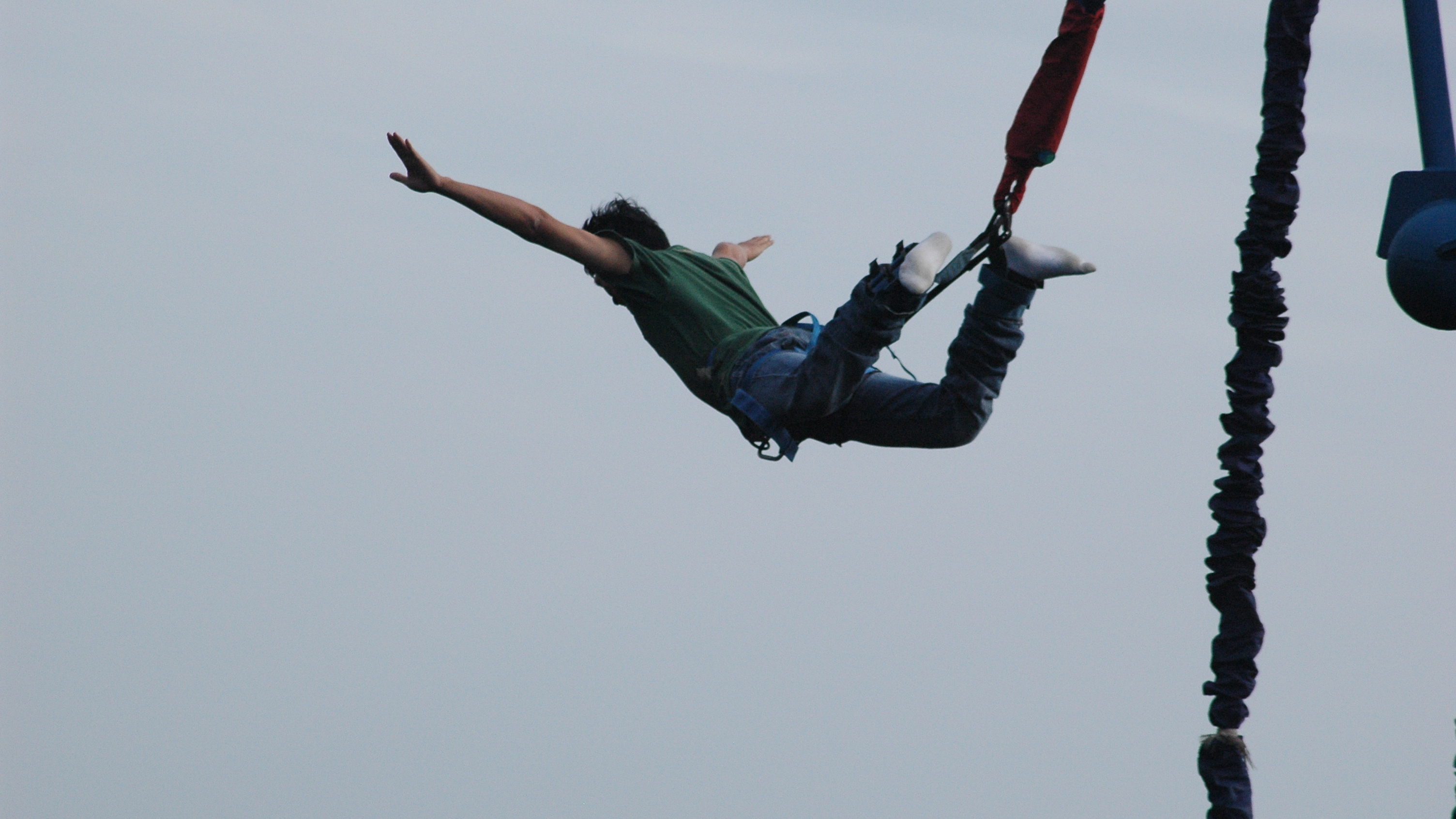 巴西22岁男子蹦极庆祝离婚,没想到绳子断裂坠湖