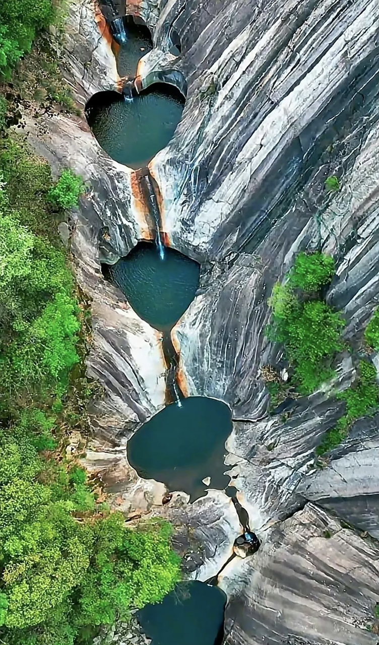 安徽省金寨县古碑镇的九龙井,九个潭口酷似井口,深不见底