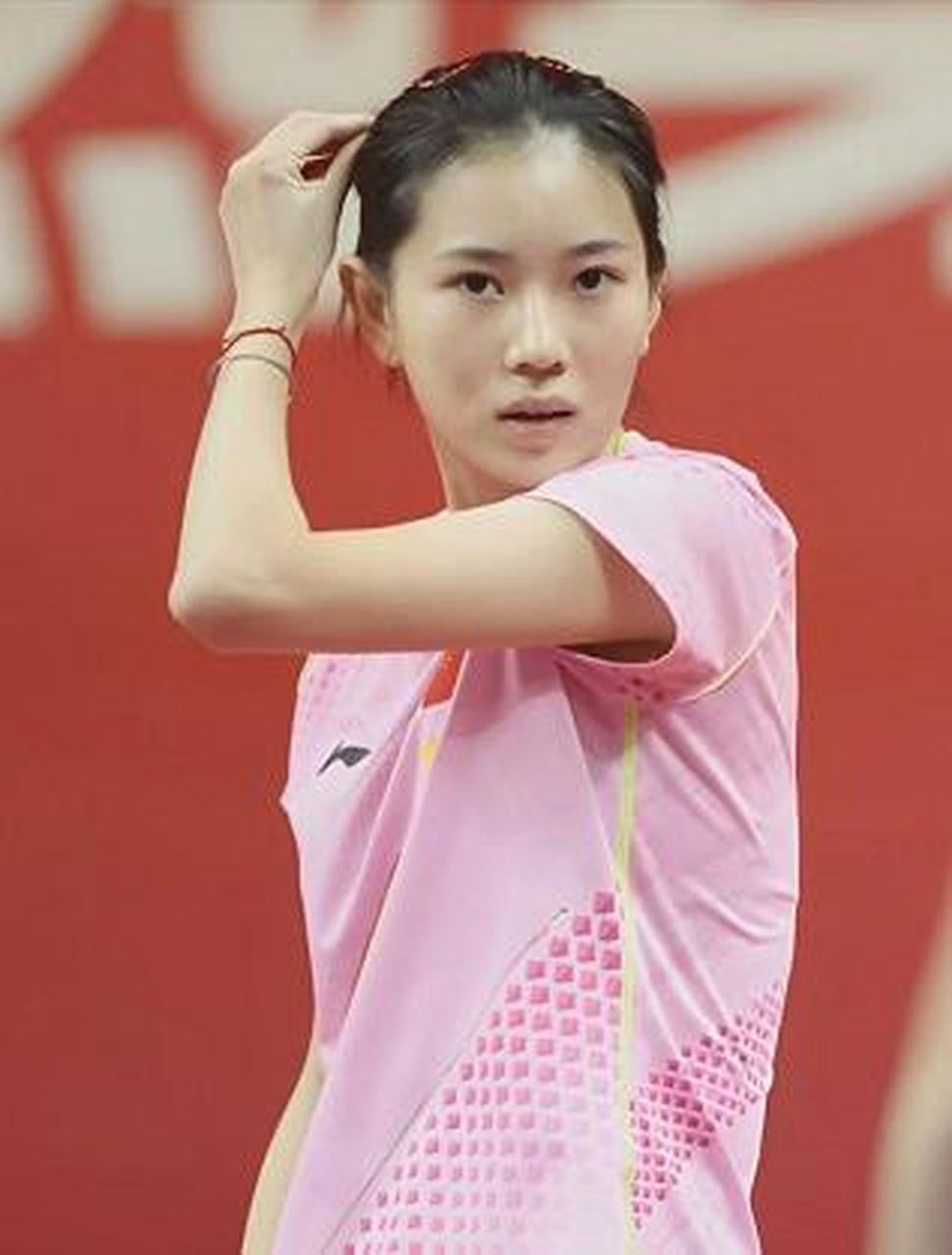 《国乒第一美女王添艺黯然走了》 据悉,近期国乒第一美女王添艺已退出