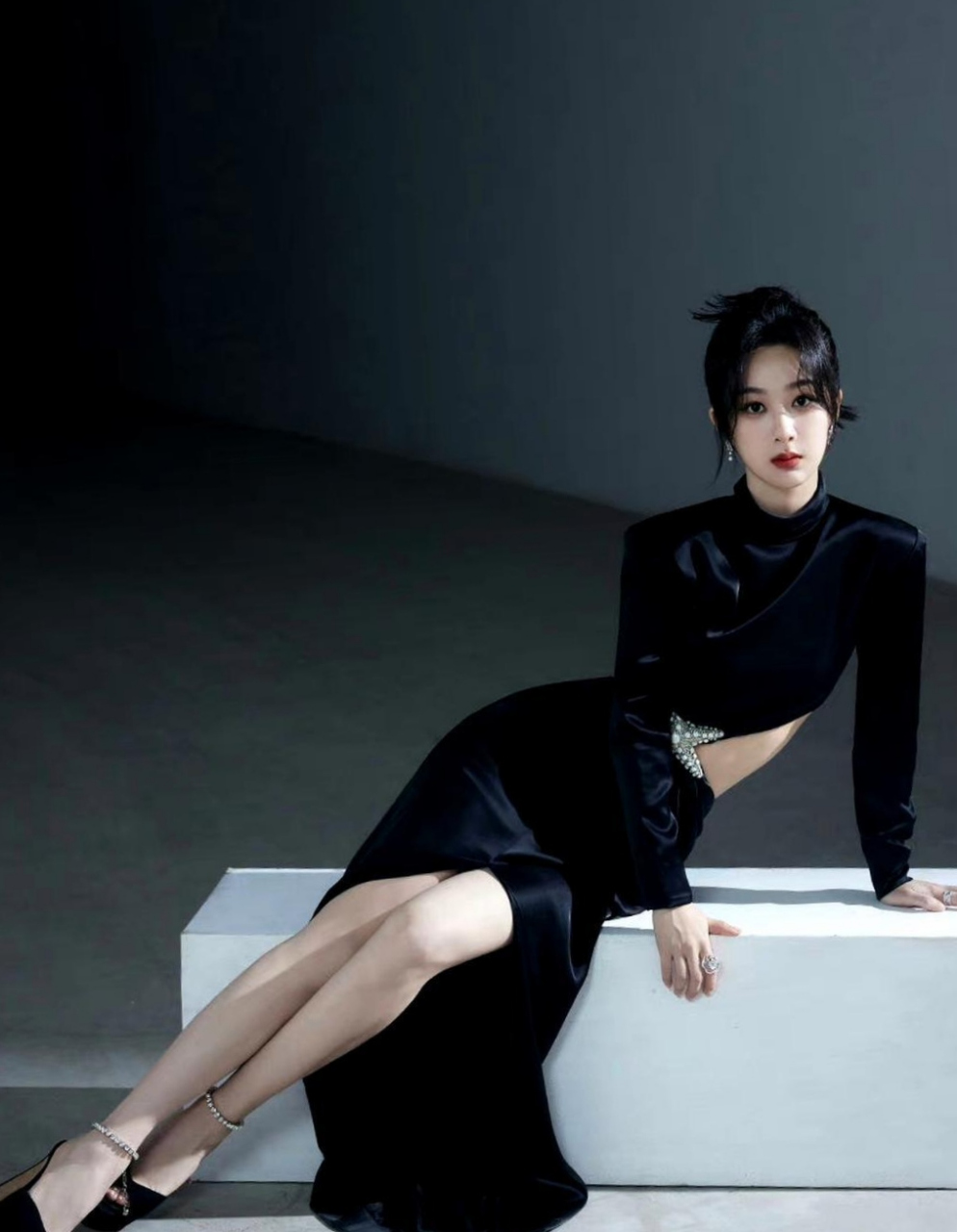 看杨紫穿黑色经典美丽,精致的盘发和标准的脸型,秀气妩媚,优雅的身姿