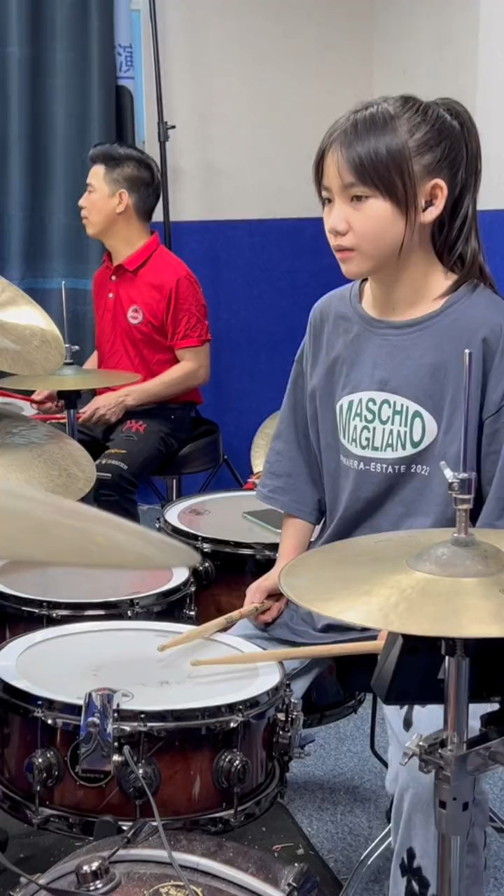 小鼓手妞妞架子鼓演奏中国人民解放军军歌