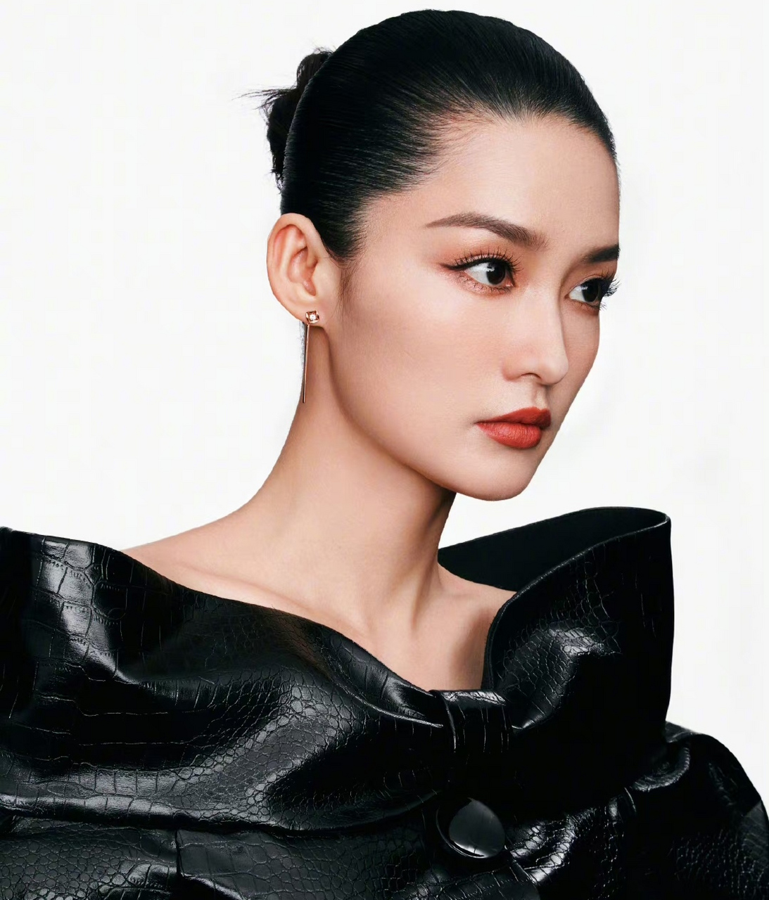 李沁又梳大背头了,她的杂志封面总是千篇一律,美貌没有发挥出来,团队