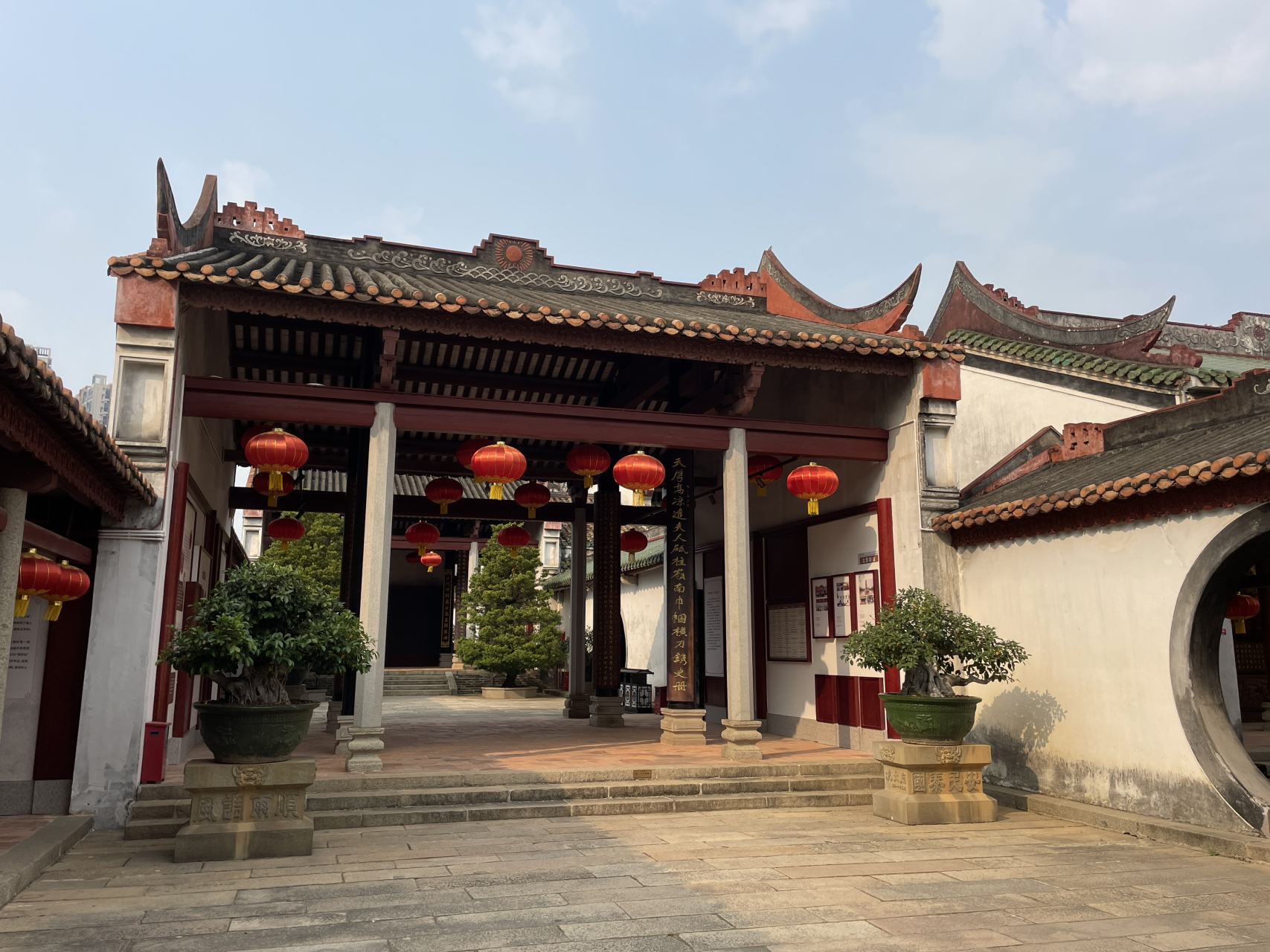 夫人冼太庙,它始建于隋朝,该庙原址在高州府治旧电白郡县城也就是今天