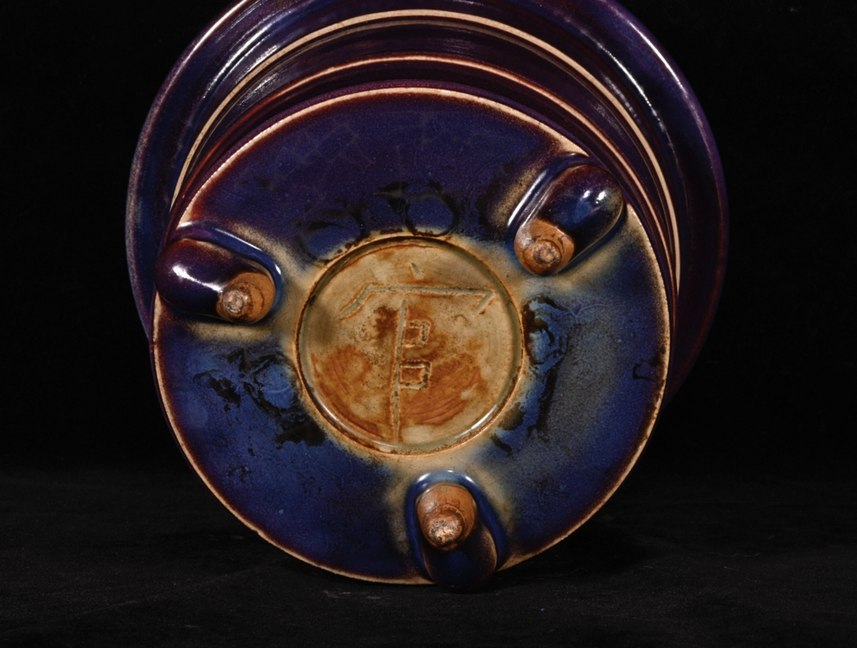 宋钧窑玫瑰紫釉(官字款)三足炉,高15.3×19.5厘米