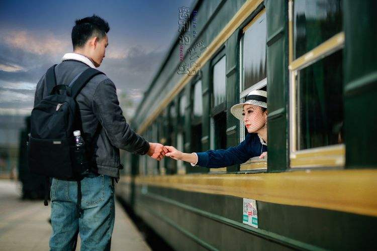 当我踏上离别的火车是什么歌 当我踏上离别的火车是什么歌曲啊  第2张