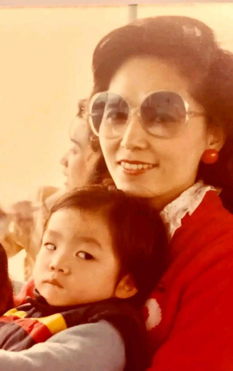 童年时期的蒋万安和母亲黄美伦的一张合影,照片中蒋万安身穿喜庆的