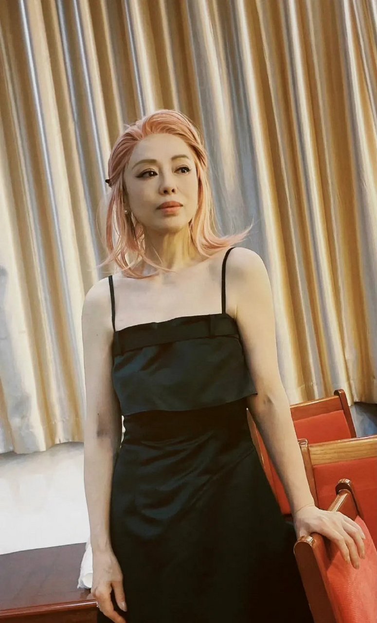 黄绮珊染上粉色发色后,整个人气质都大变,再整个牙就完美了 6767