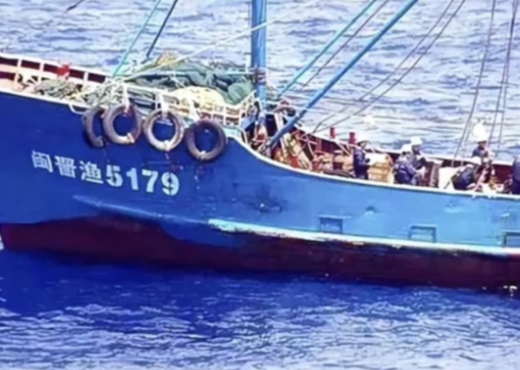 2010年9月7日上午,闽晋渔5179渔船在钓鱼岛附近进行捕捞作业时,遇到