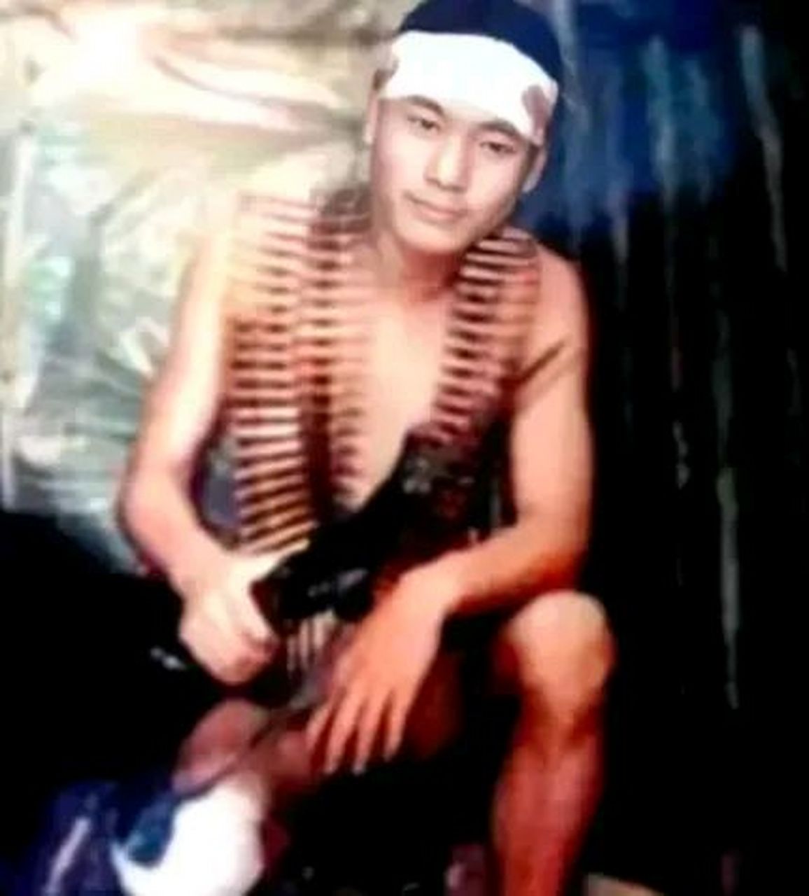 这位年轻的战士名叫崔志斌,这张照片是在战斗间隙拍的,也是他人生中