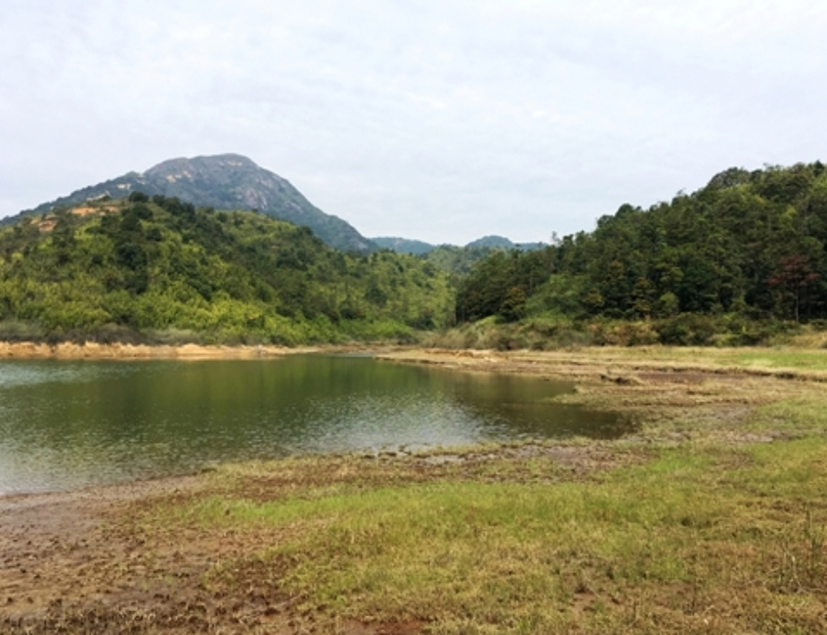 揭阳市揭西县西北部属莲花山南麓的大北山,山体庞大,山势陡峭,峰峦