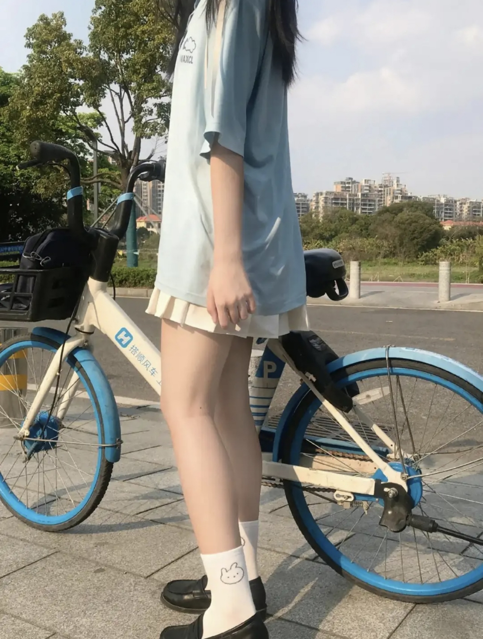 漂亮的jk短裙美女只是想写个真,谁能想到给哈啰单车做了个最好的宣传