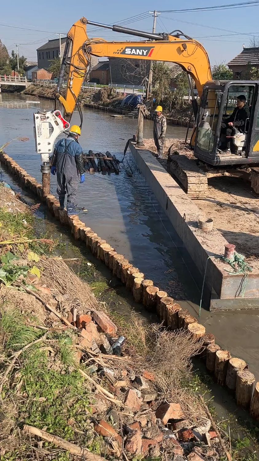 沟渠松木桩护坡,打松木桩