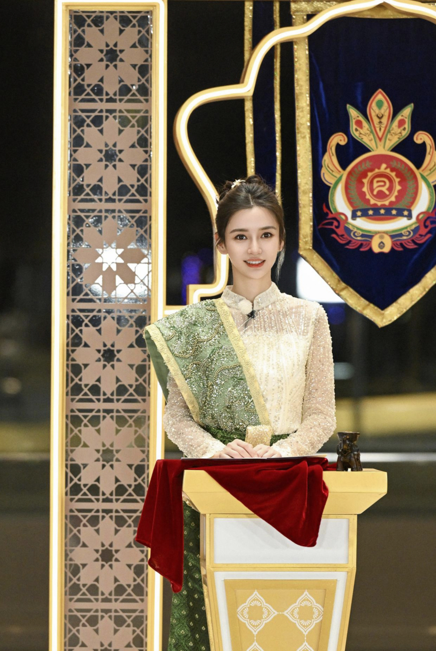 杨颖这个泰国装,直接有泰国皇贵妃诗妮娜的感觉了
