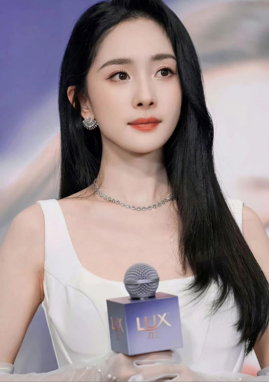 开叉披风白裙 微卷长发,我们幂姐真的好漂亮!