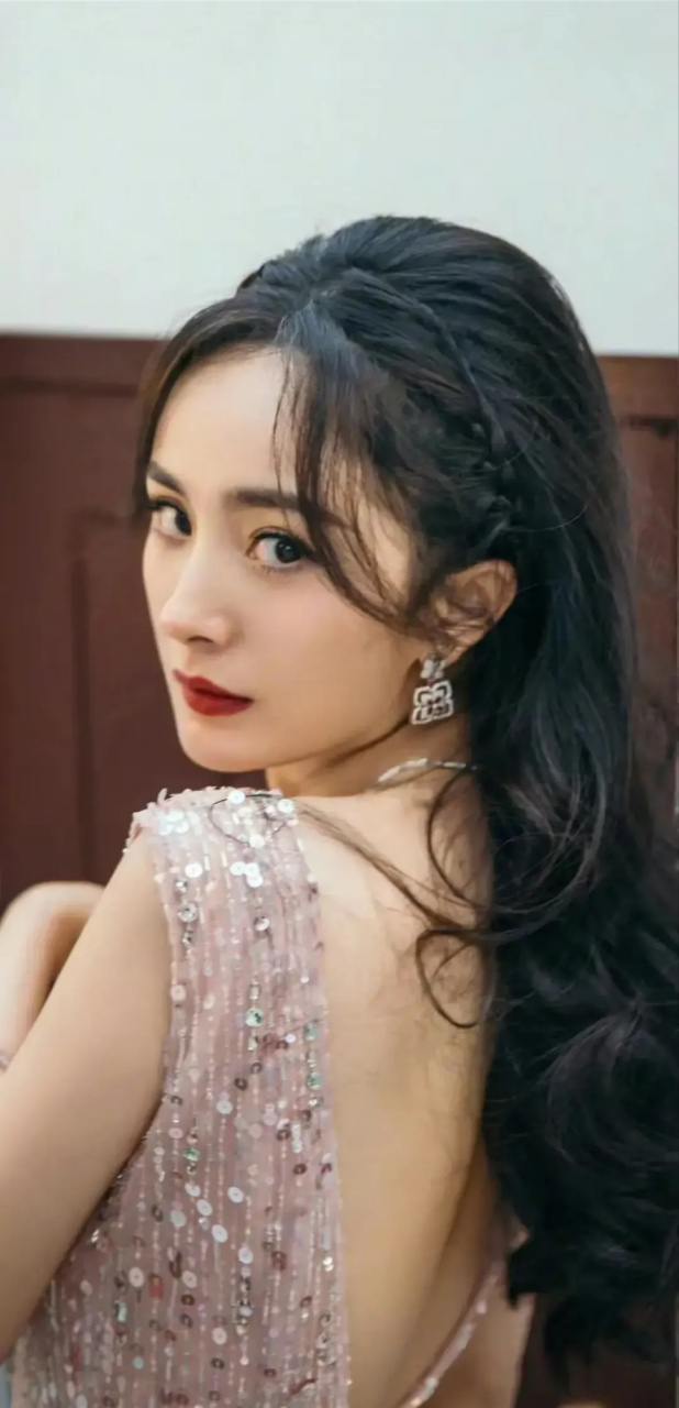杨幂最新动态,一组杨幂淡粉色开领露背长裙风情万种迷人女人味.