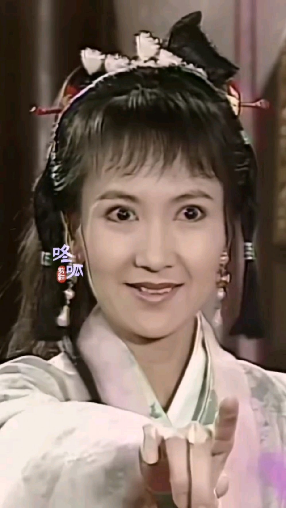 看小青跟五鬼嬉闹真有趣!小青总能把他们收拾得服服贴贴-度小视