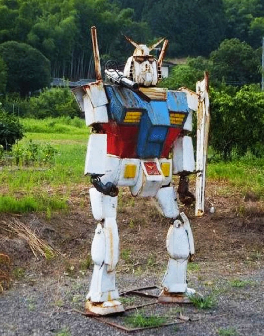 这是高达吗,怎么感觉一副矮矬穷的样子,有点像太君.