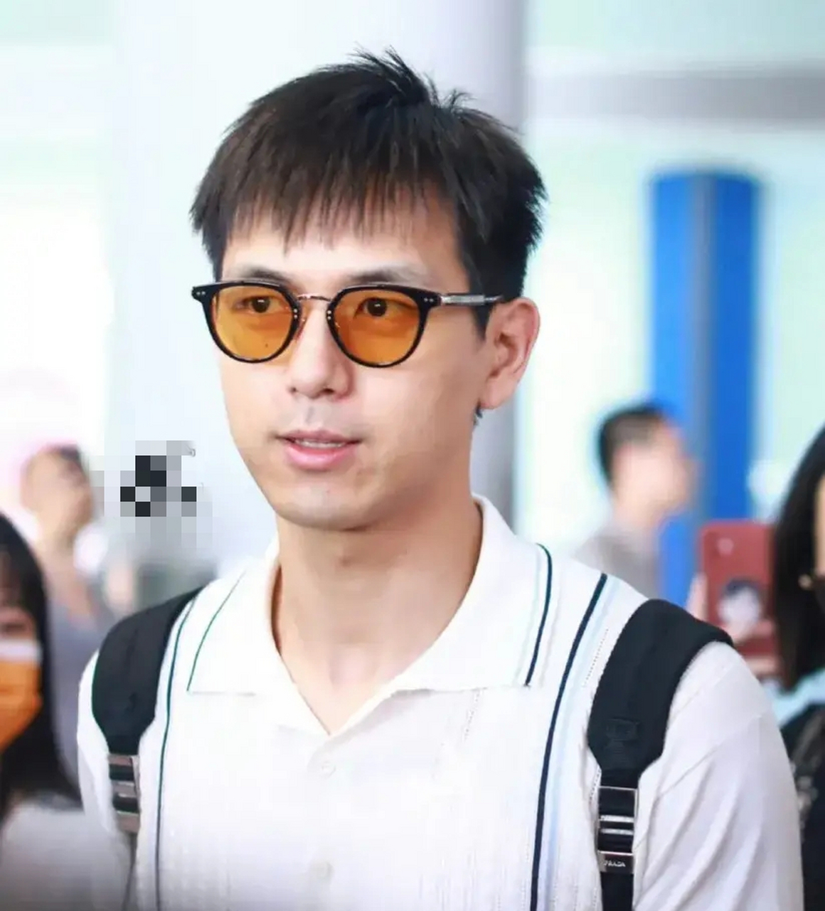 怼脸拍李现:发型扮嫩,胡子拉碴显疲惫,路人镜头还原真实颜值  照片中